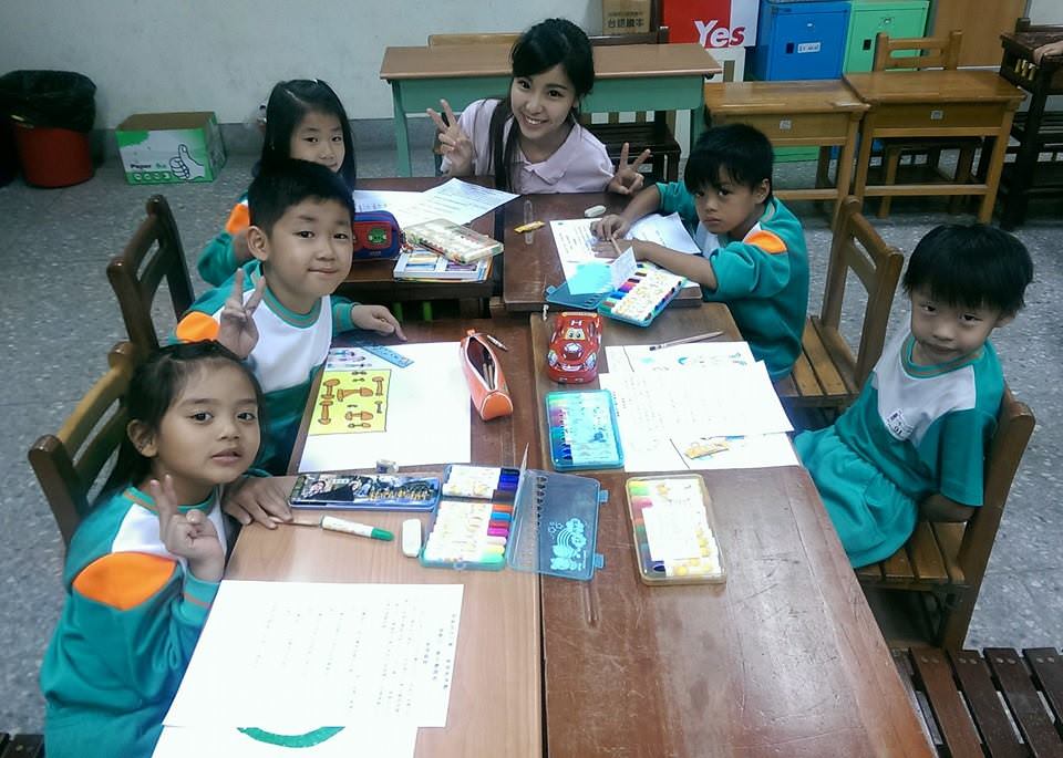 朝陽科大親善服務團 – 帶動中小學 │ 油畫精靈出任務 - 第1張圖 朝陽科大親善服務團 – 帶動中小學 │ 油畫精靈出任務