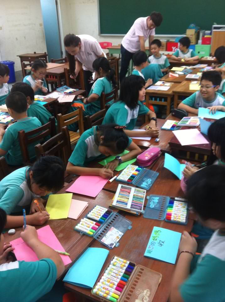 朝陽科大親善服務團 – 帶動中小學 │ 油畫精靈出任務